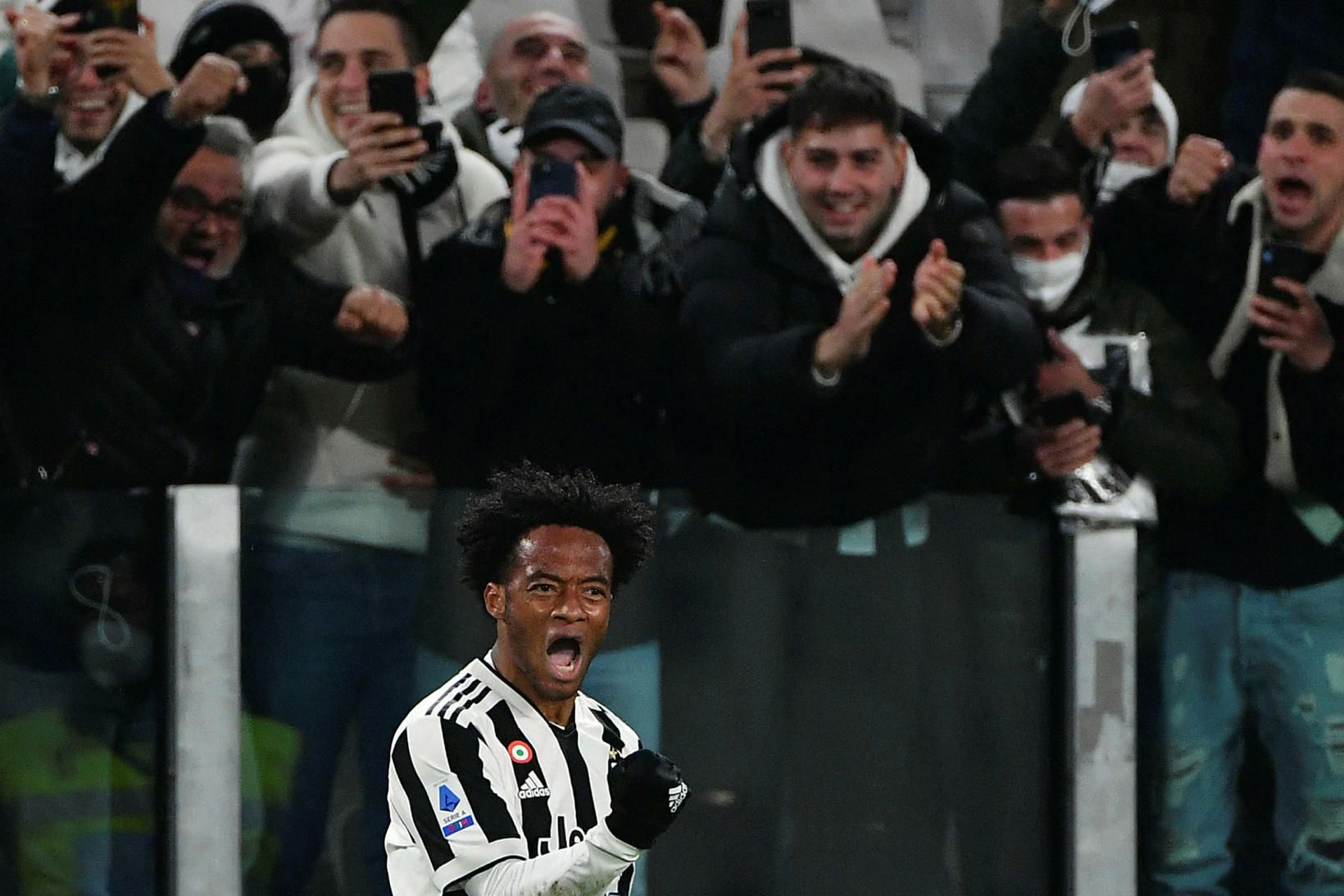 Juan Cuadrado fagnar sigurmarkinu.