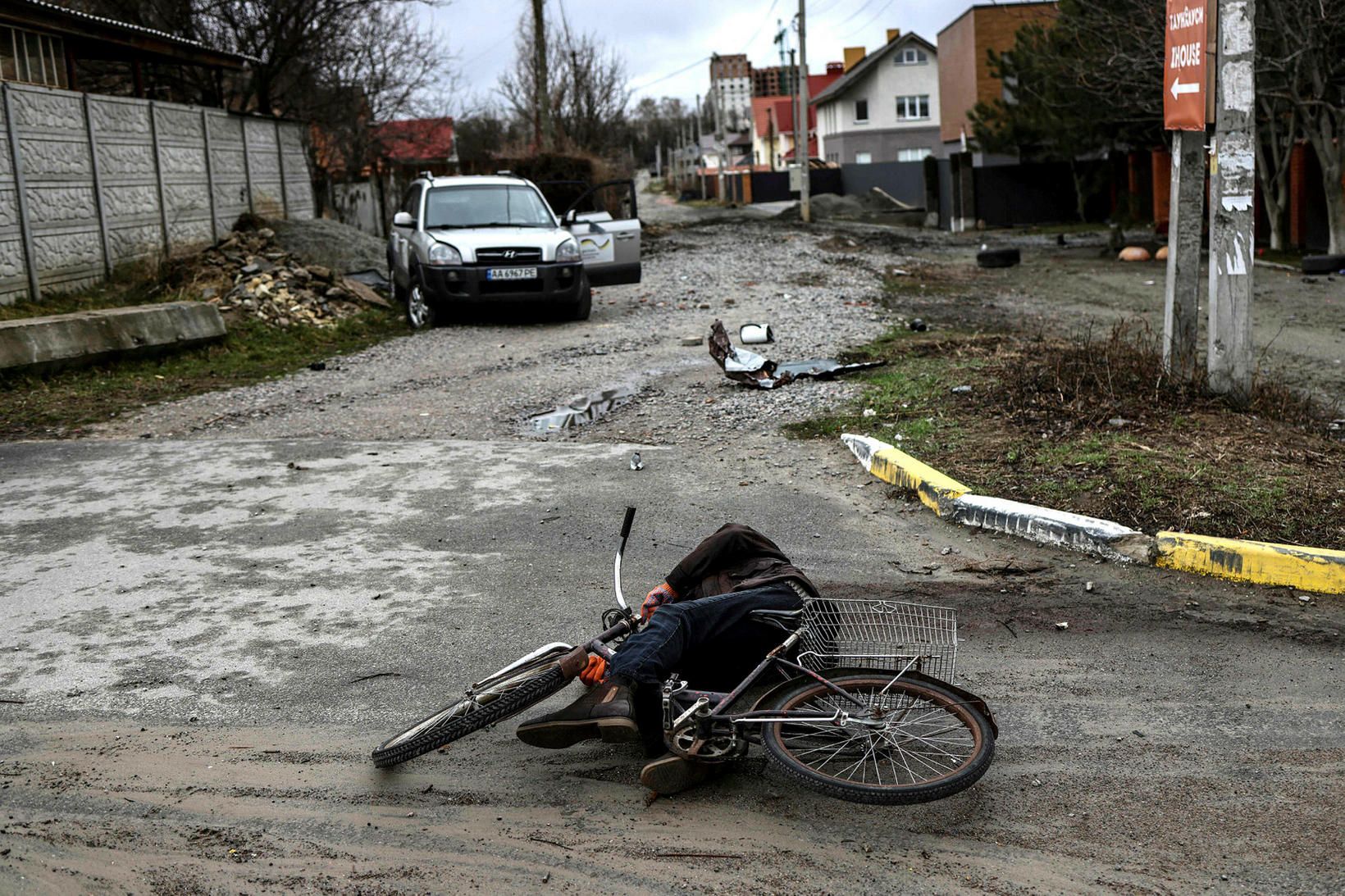 Lík almennra borgara lágu á víð og dreif um götur …