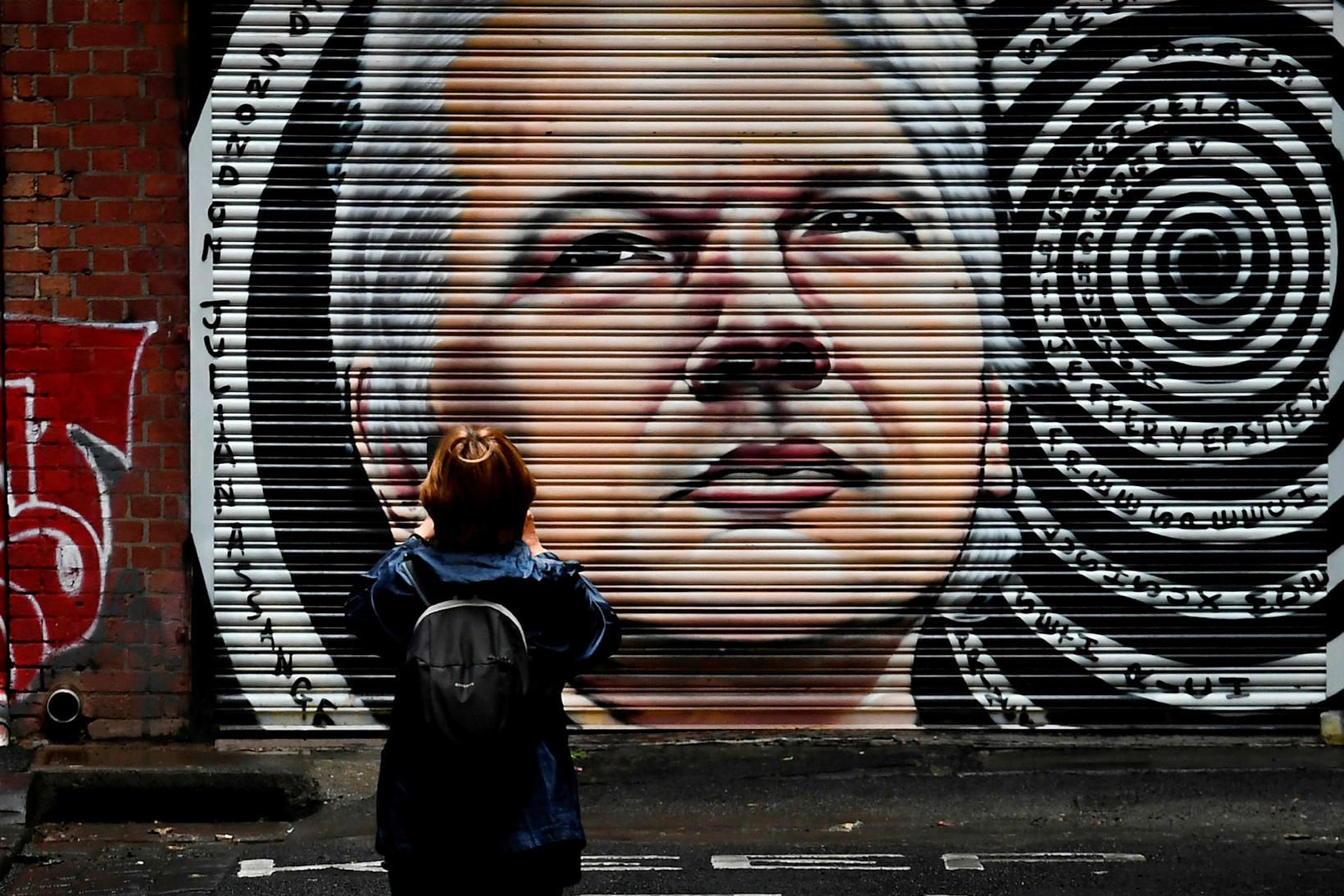 Mynd af Julian Assange í Melbourne í Ástralíu í gær …