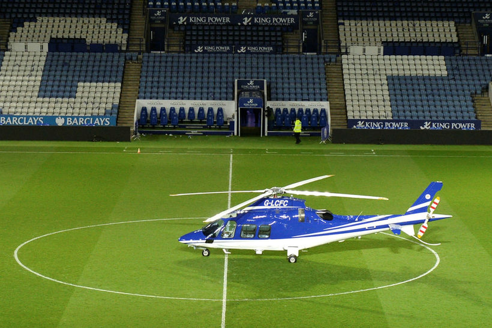 Vichai Srivaddhanaprabha lést í þyrluslysi fyrir utan heimavöll Leicester.