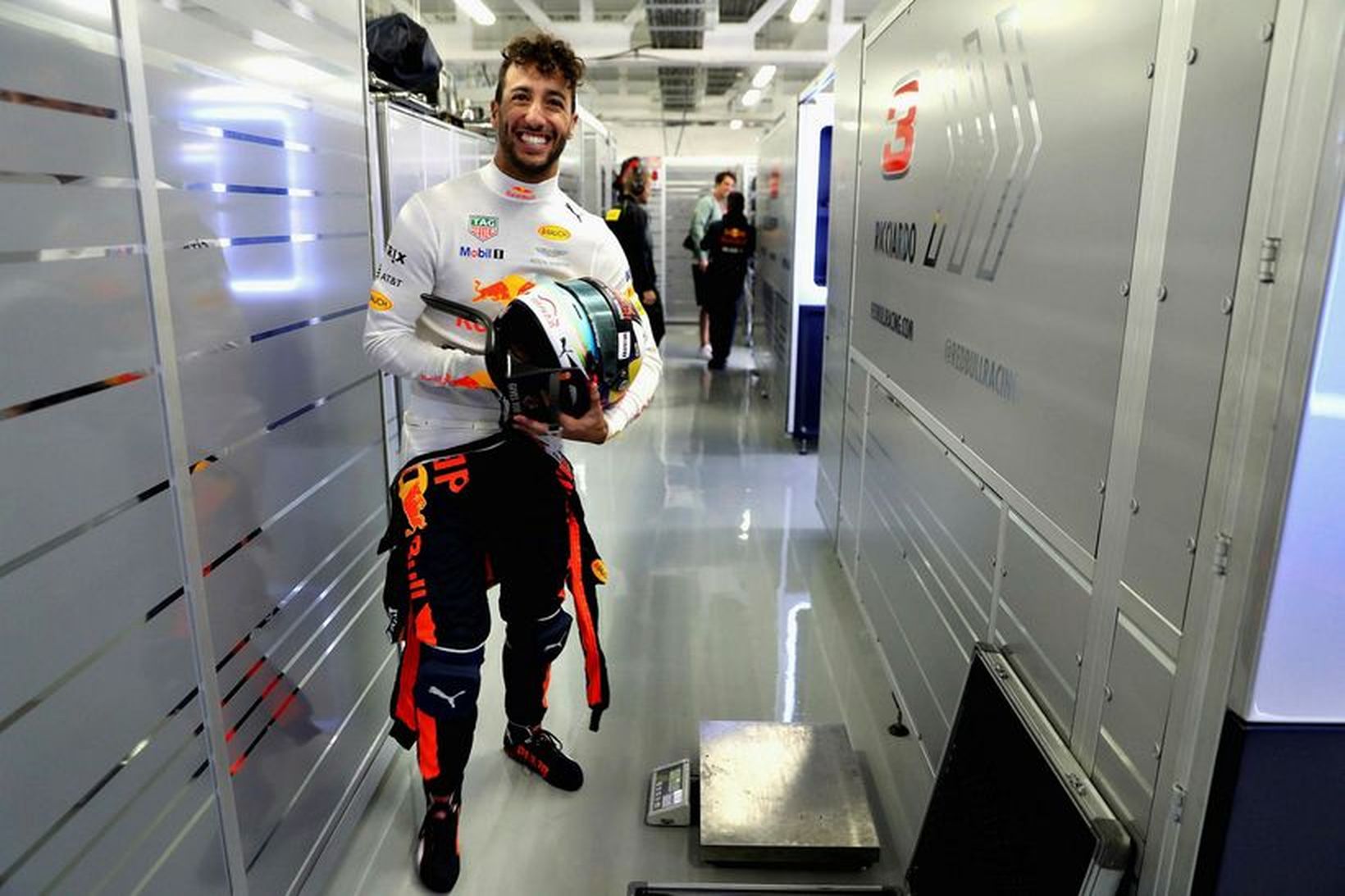 Daniel Ricciardo gerir sig kláran til aksturs á æfingunni í …