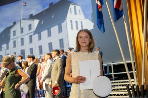 Matthildur Bjarnadóttir, dúx Menntaskólans í Reykjavík, við útskriftarathöfn í Háskólabíó.