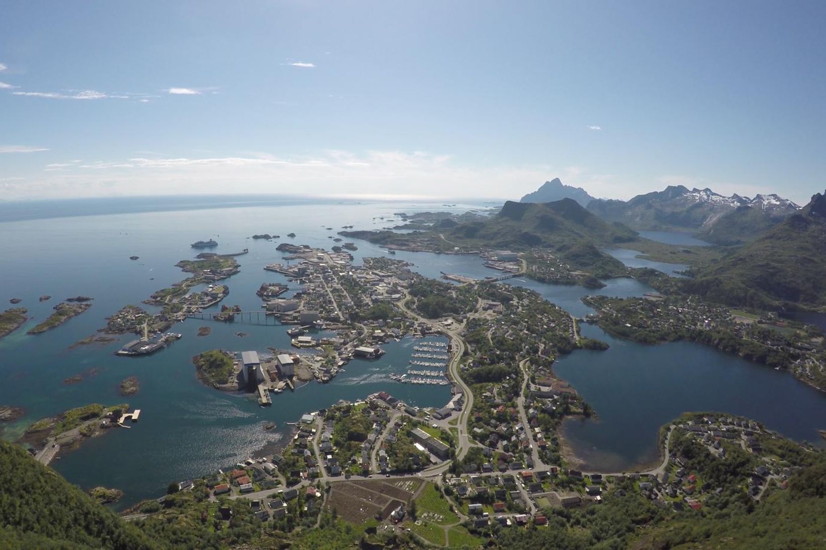 Svolvær í Nordland-fylki, íbúar fylkisins eru um þessar mundir 241.871 …