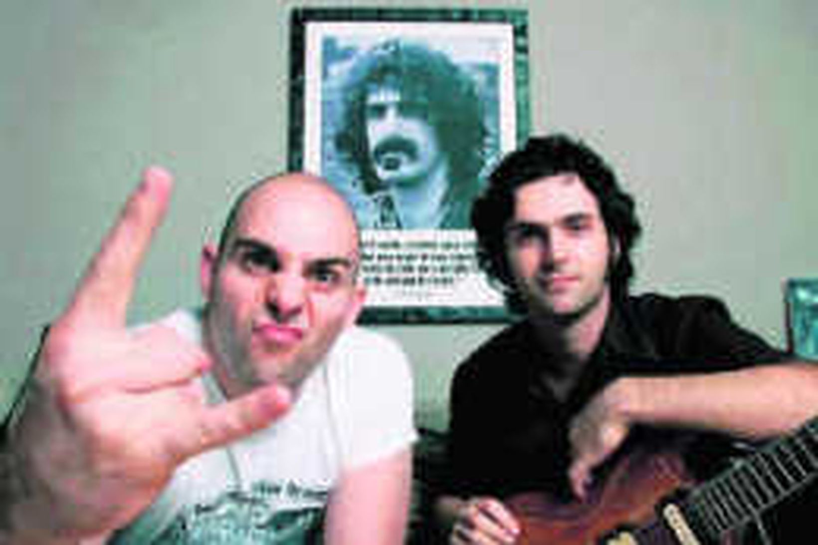 Ahmet og Dweezil Zappa leiða tónlistarhópinn Zappa Plays Zappa.