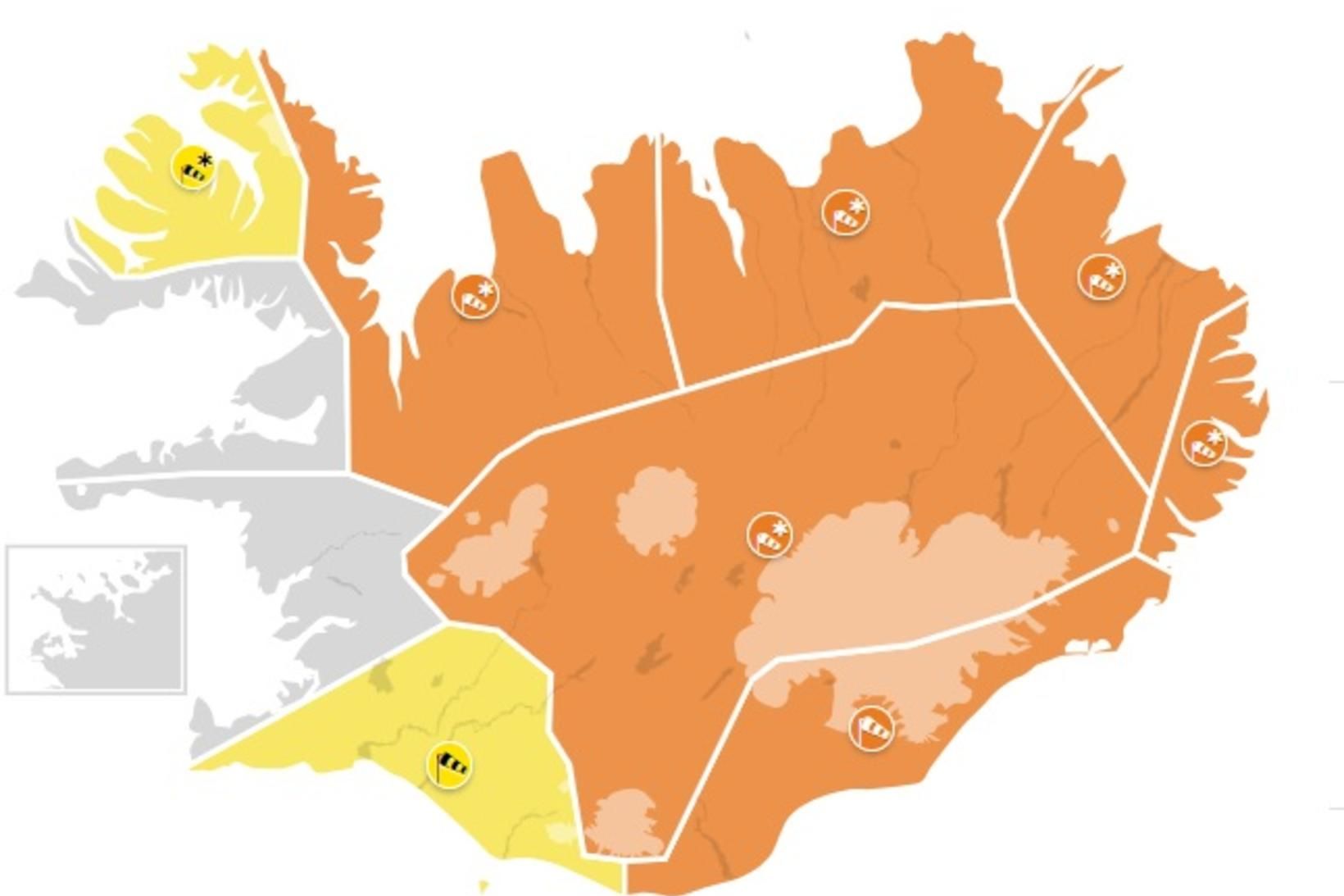 Spáð er norðan hvassviðri eða stormi um mest allt land