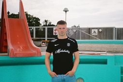 Birgir Steinn Styrmisson í treyju KV í Vesturbæjarlauginni.
