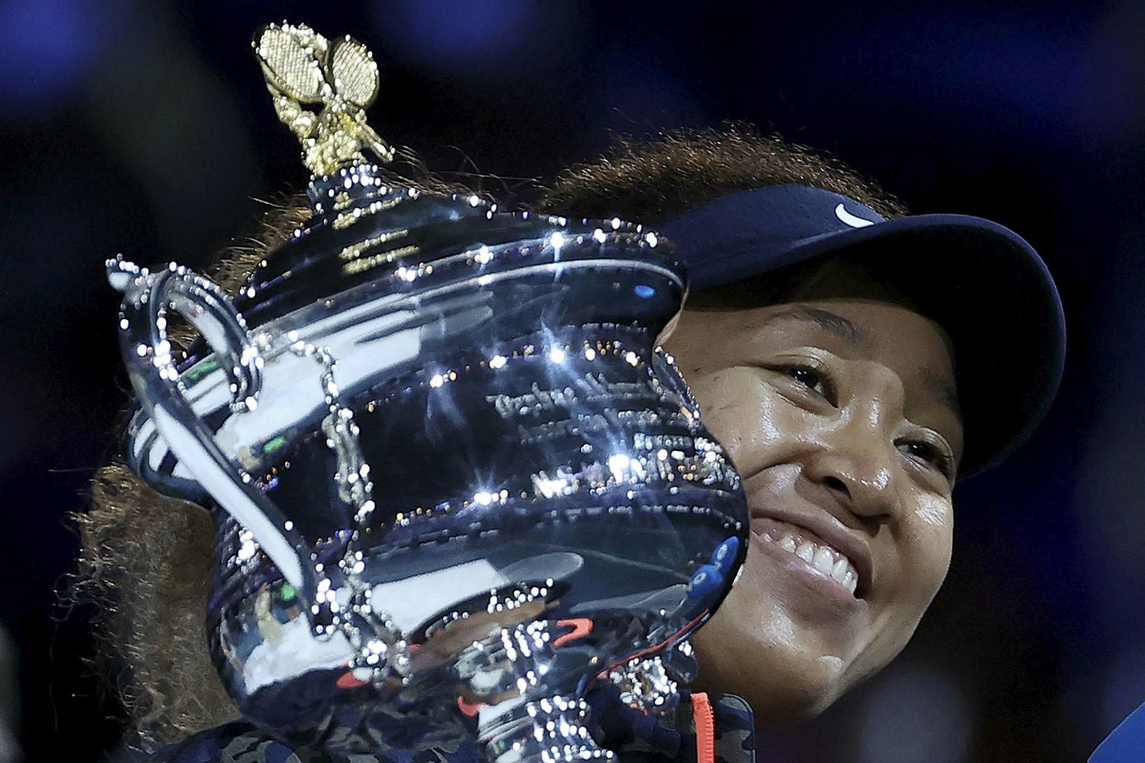 Naomi Osaka hæstánægð með bikarinn sem hún vann sér inn …