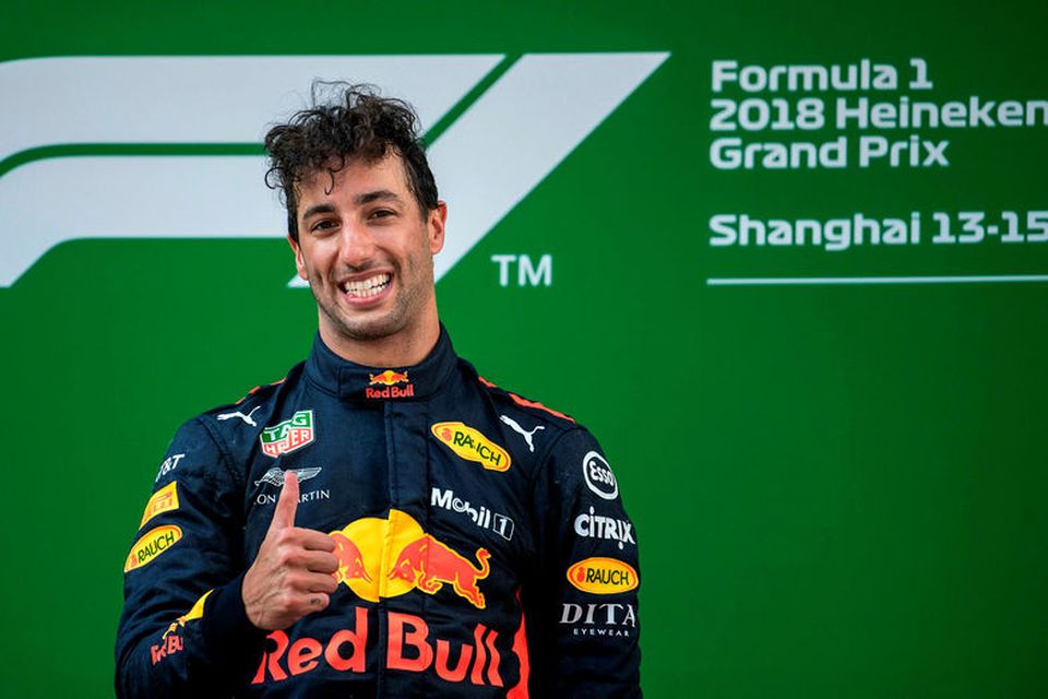 Daniel Ricciardo á efsta þrepi verðlaunapallsins í Sjanghæ.