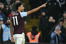 Ollie Watkins fagnar marki með Aston Villa.