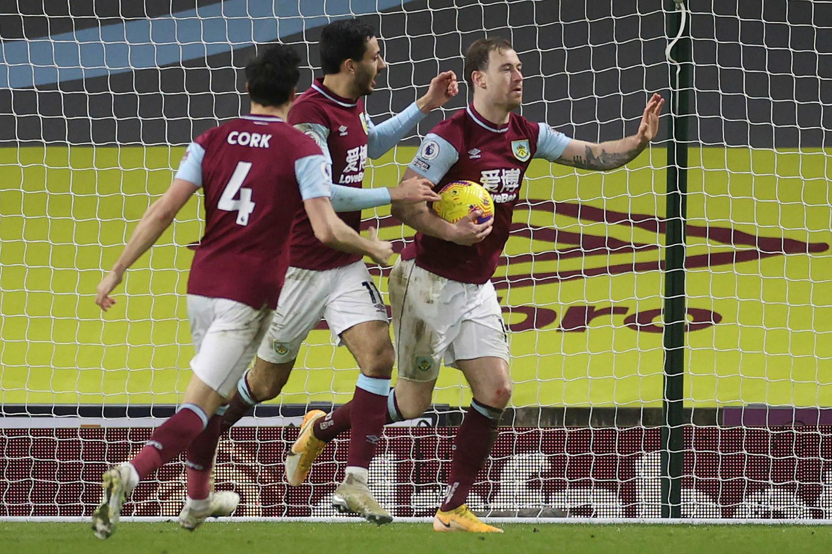 Ashley Barnes fagnar marki sínu í kvöld.