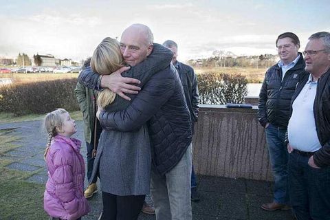 An emotional moment: Sóley Eiríksdóttir meets her rescuers twenty years later. On her left, her little daughter Vilborg Saga.