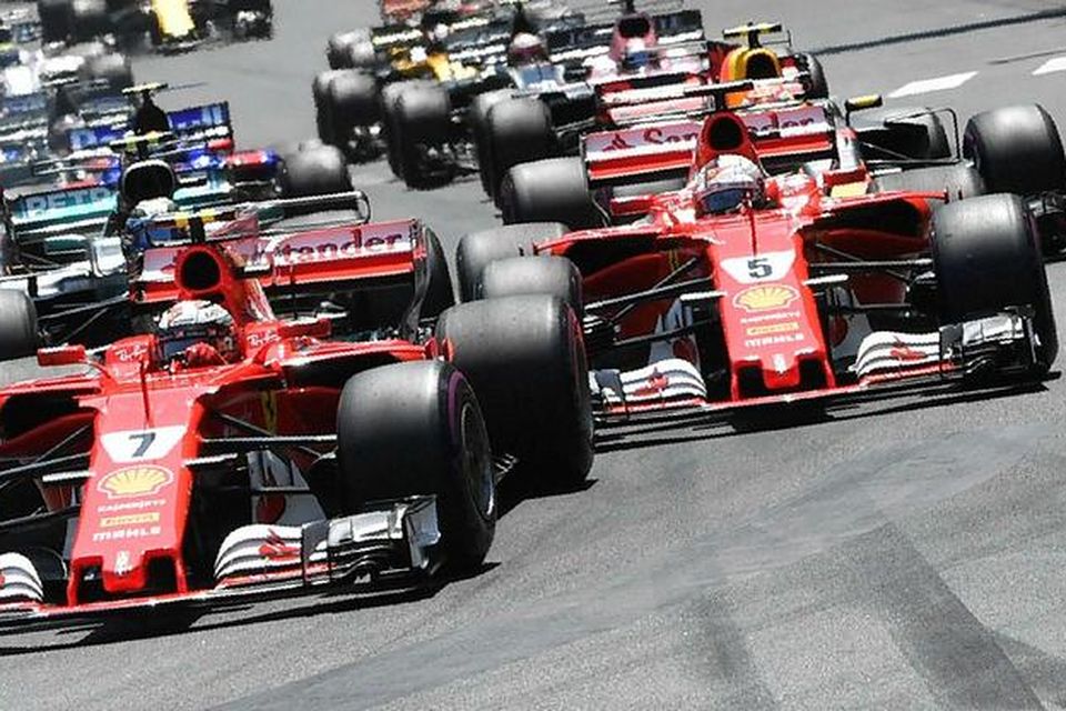 Kimi Räikkönen fremstur skömmu eftir ræsinguna í Mónakó.