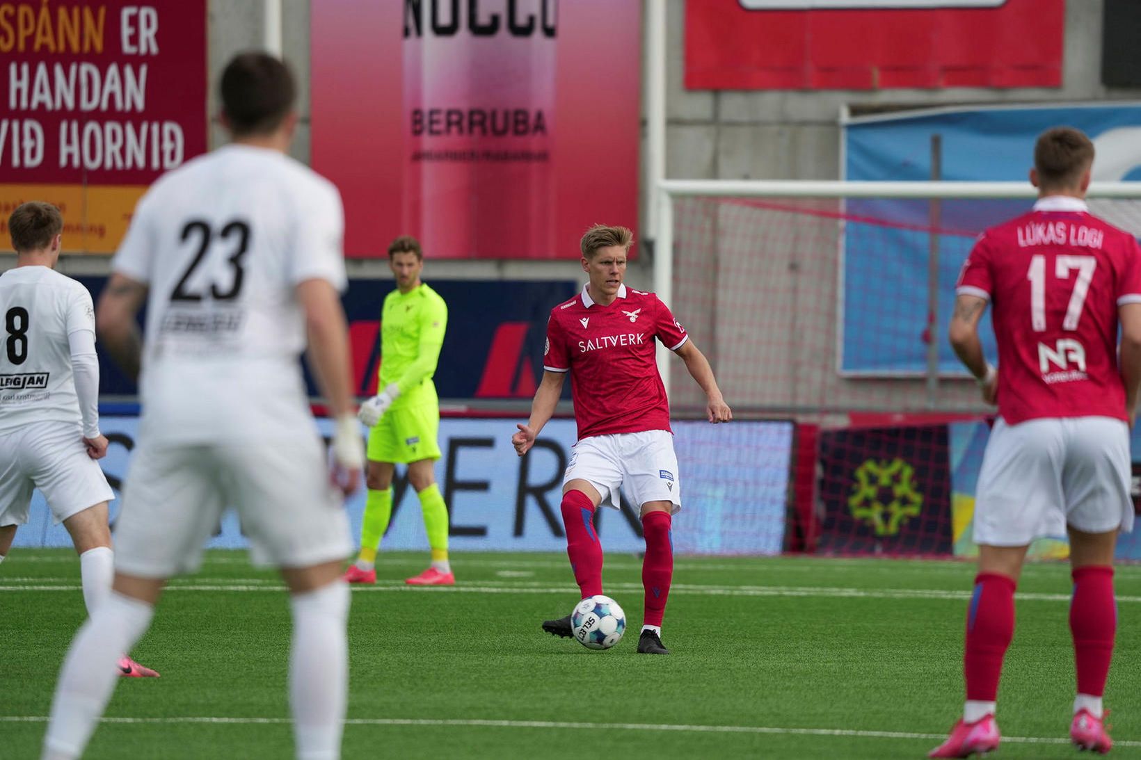Aron Jóhannsson úr Val með boltann í dag.