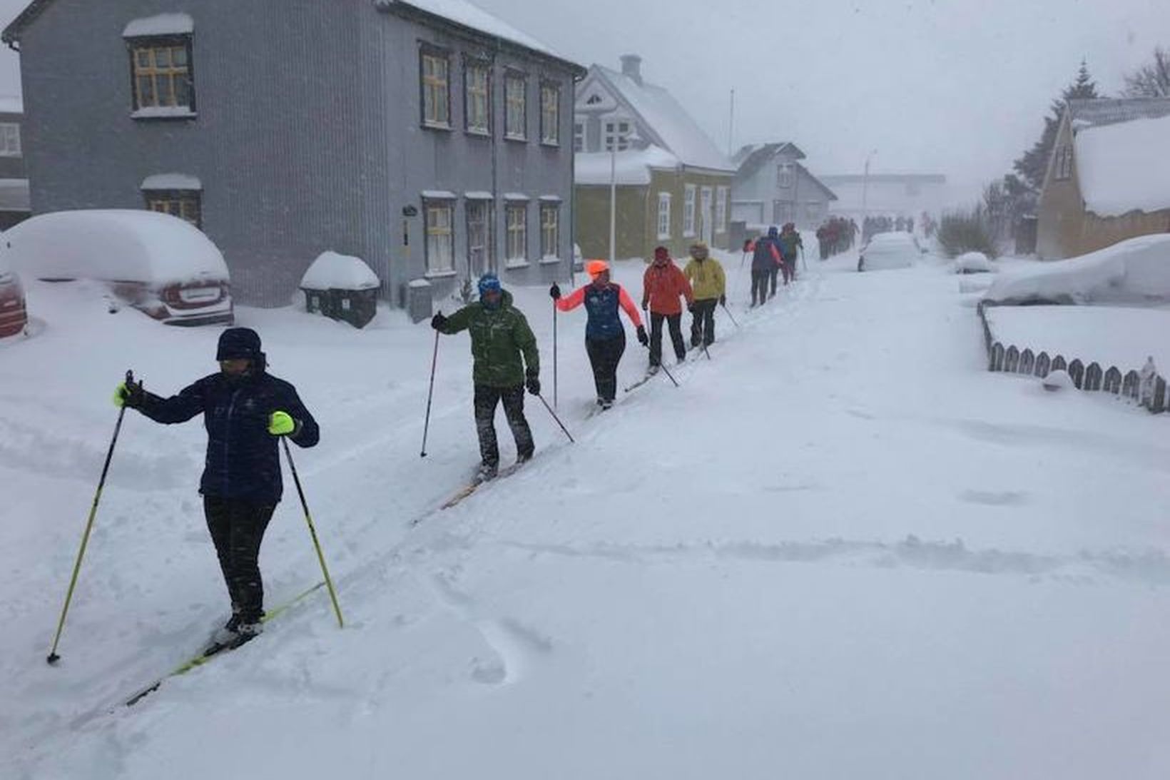 Þegar ekki er fært á skíðasvæðið þá redda konur sér.