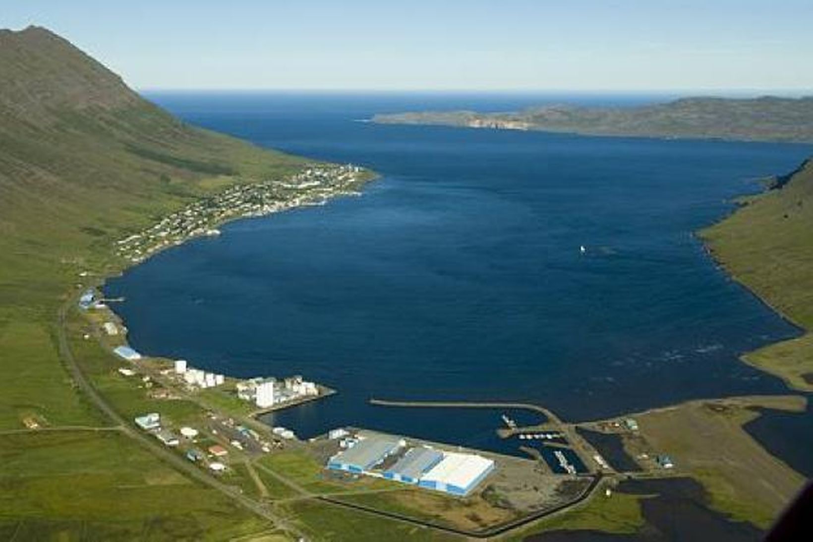 Neskaupstaður, en Norðfjarðargöng tengja saman Eskifjörð og Neskaupstað.