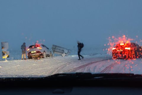 Ferðamenn sem höfðu farið út af veginum, nálægt Mývatni í gær.