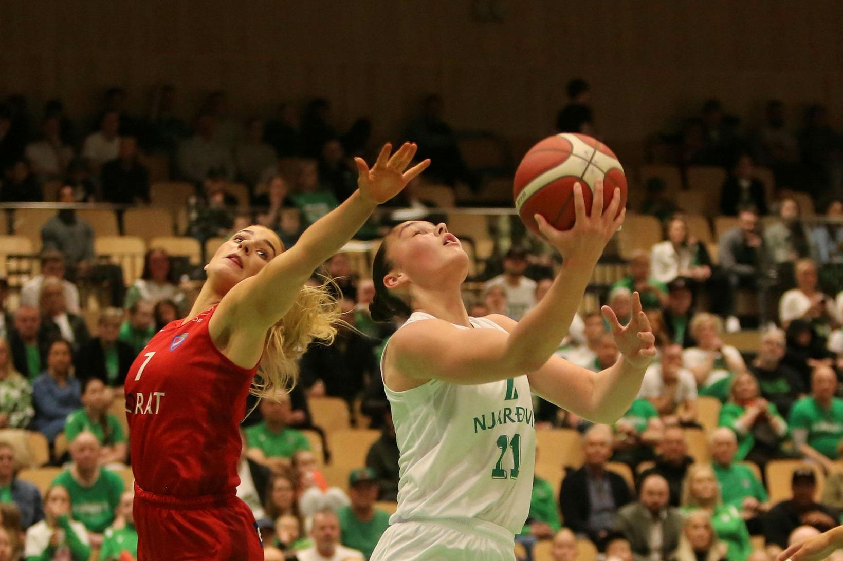 Lára Ösp Ásgeirsdóttir fer framhjá Rósu Björk Pétursdóttur í Haukum.