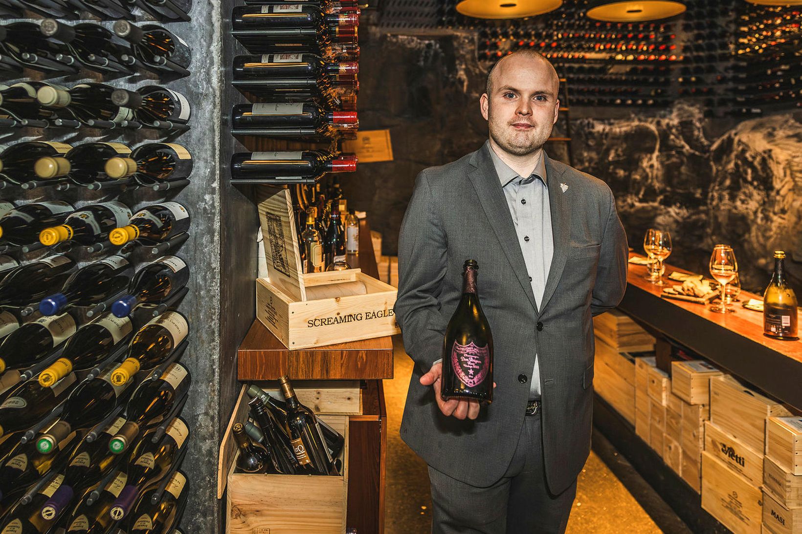 Ástþór Sigurvinsson er sommelier á Michelin-stjörnuveitingastaðnum Moss. Hann býður gestum …