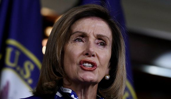 Pelosi gagnrýnd fyrir grímuleysi 