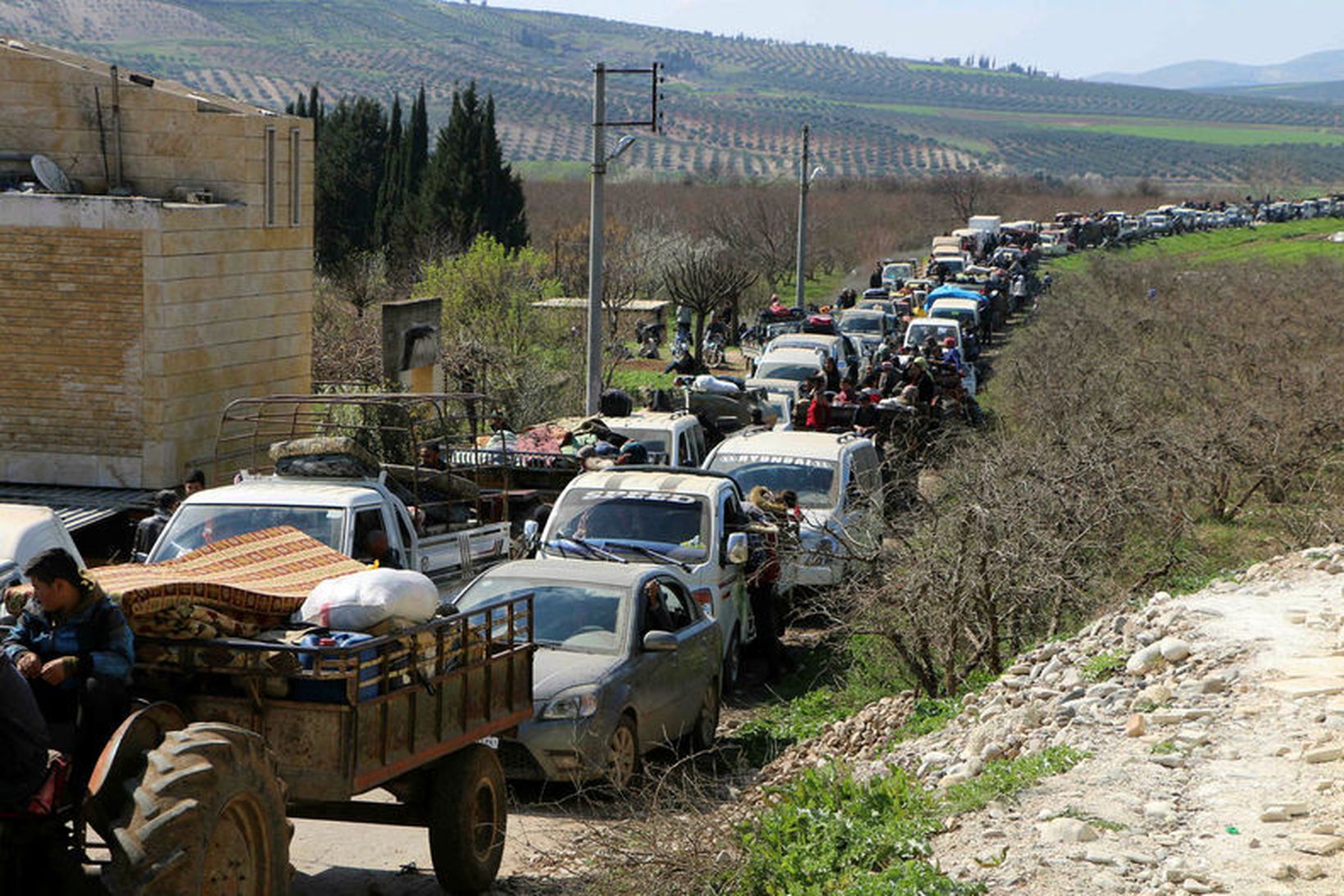 Langar bílalestir eru nú frá Afrin-borg. Almennir borgarar hafa flúið …