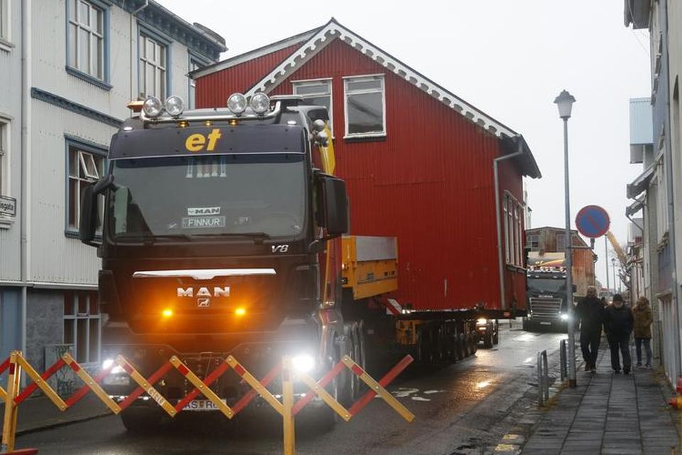 Tveir bílar eru í bílastæðum í götunni og þarf að fjarlægja þá áður en hægt …