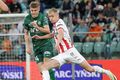 Átök Davíð Kristján Ólafsson í baráttunni í leik með Cracovia en hann hefur skorað eitt mark og lagt upp eitt mark í fyrstu níu leikjum tímabilsins.