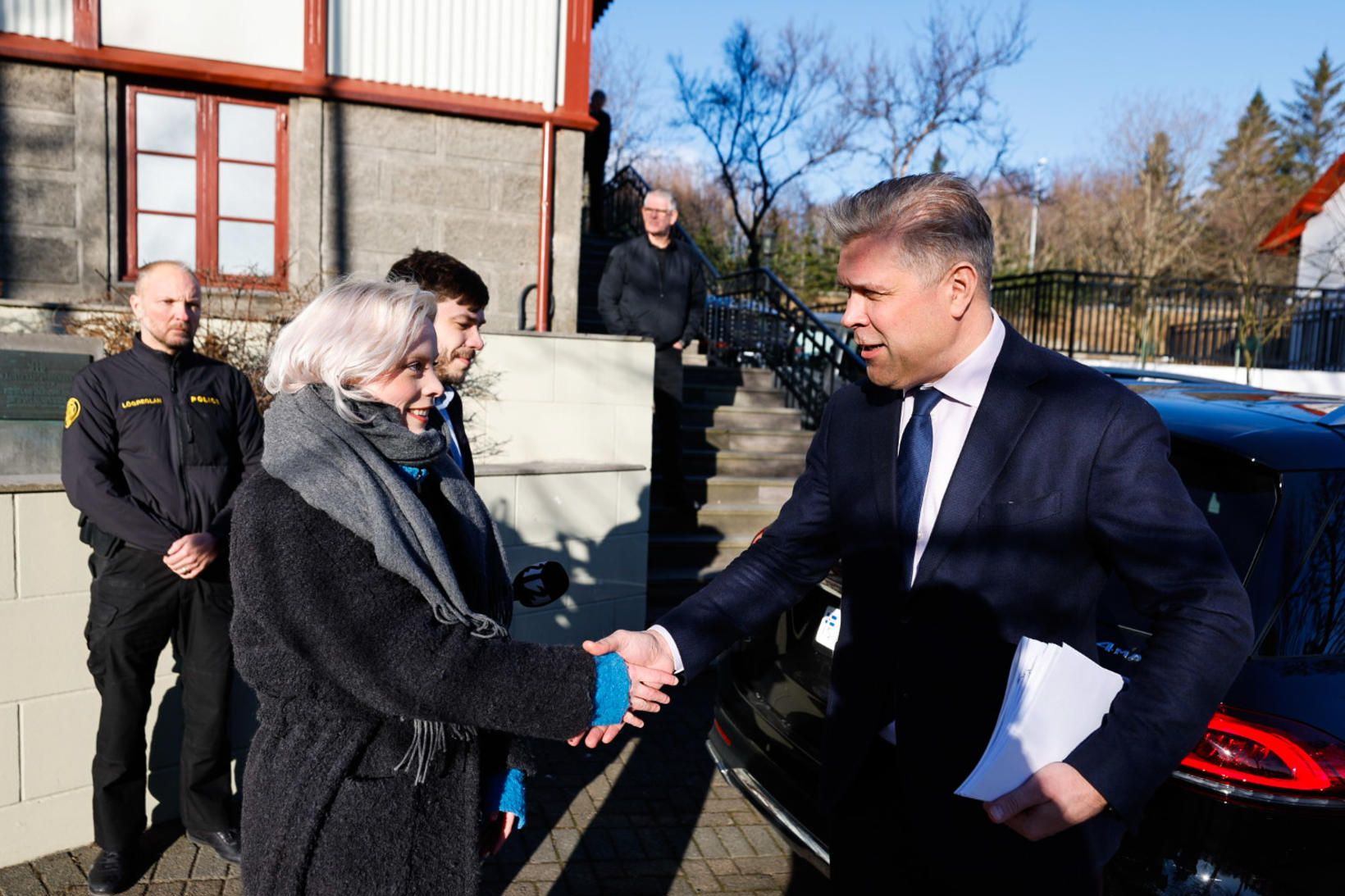 Bjarni Benediktsson fjármálaráðherra tók á móti stúdentum við Ráðherrabústaðinn.