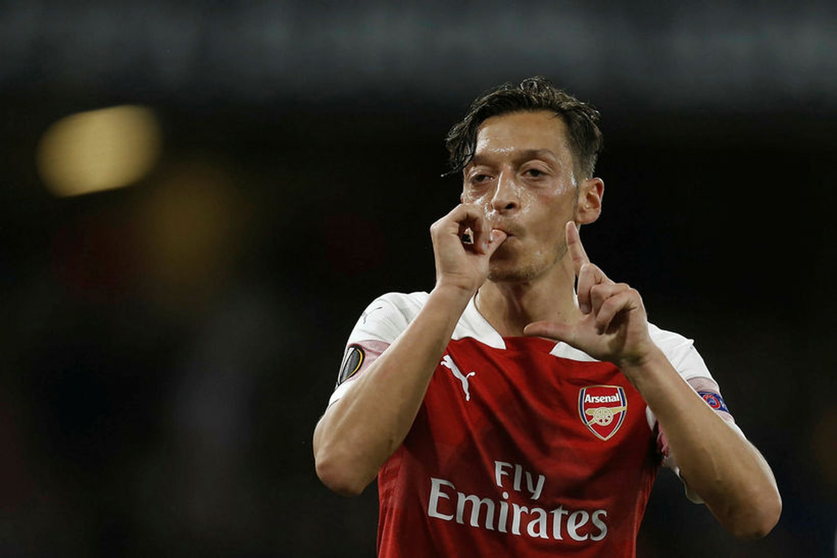 Mesut Özil fagnar marki með Arsenal.