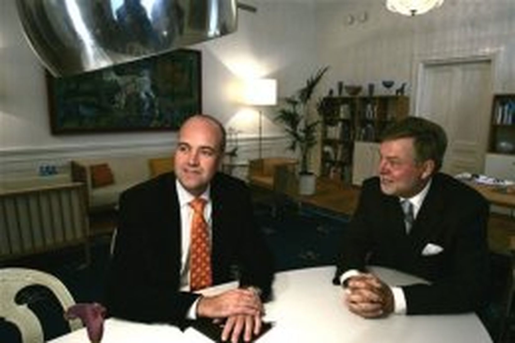 Fredrik Reinfeldt á fundi með Björn Von Sydow í morgun.