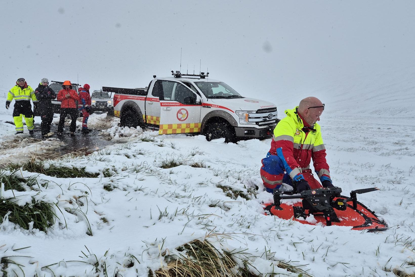 Björgunarsveitin Dalvík hélt inn í Skíðadal til að aðstoða bændur …