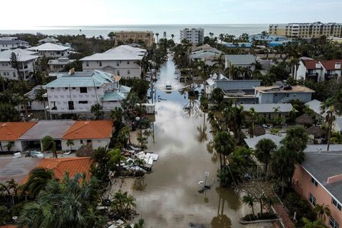 Þessi mynd var tekin í Siesta Key og sýnir vatnselginn sem fylgdi hamförunum.