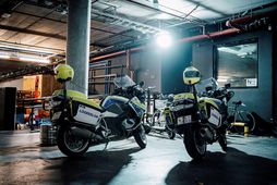 Tvö mótorhjól lögreglunnar í bílakjallara Reykjavík Edition í morgun.