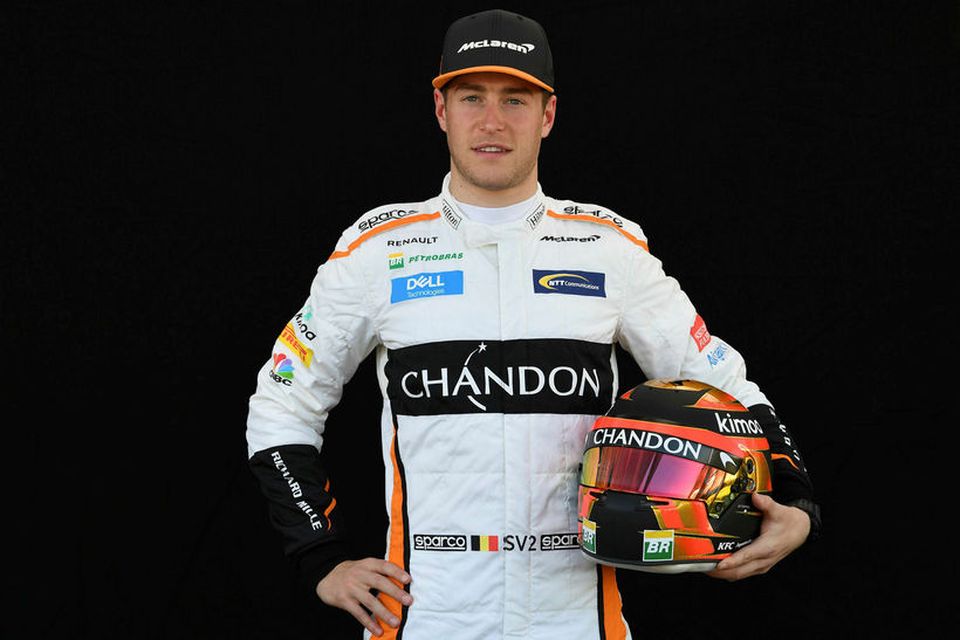 Stoffel Vandoorne hjá McLaren með hjálm sinn í Melbourne.