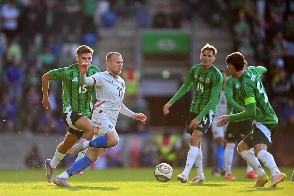 Jón Dagur Þorsteinsson umkringdur norður-írskum leikmönnum í Belfast í kvöld.