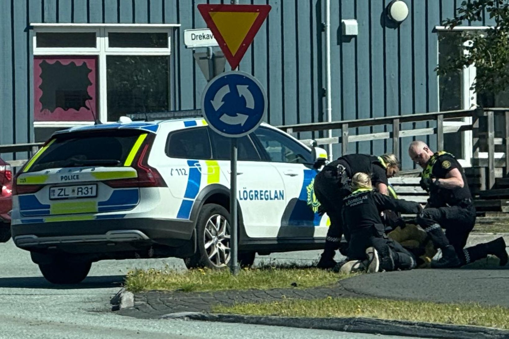 Maðurinn var handtekinn á almannafæri eftir að hafa elt konuna …