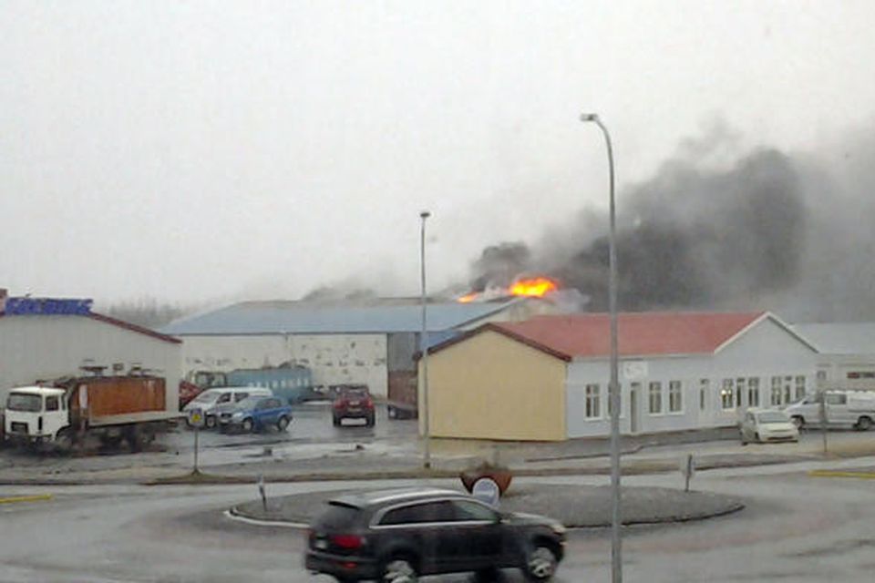 Mikill eldur logar í röraverksmiðjunni Seti.