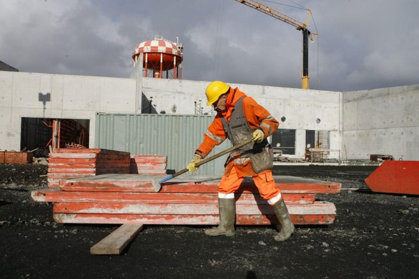 Byggingaverkamaður á vinnusvæði.