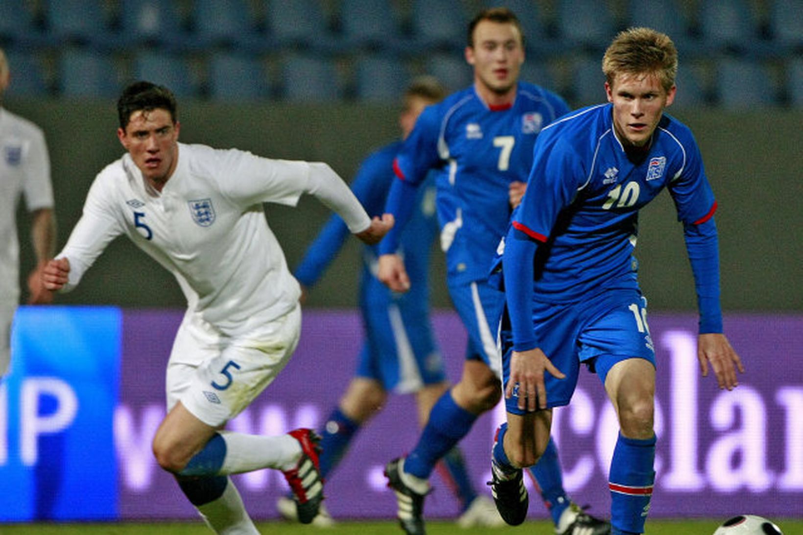 Aron Jóhannsson í baráttu við Martin Kelly í leik Íslands …