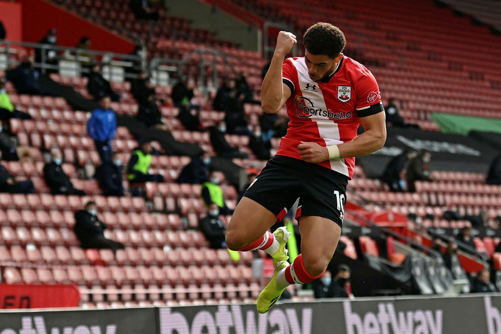 Che Adams fagnar marki sínu fyrir Southampton gegn Brighton & …