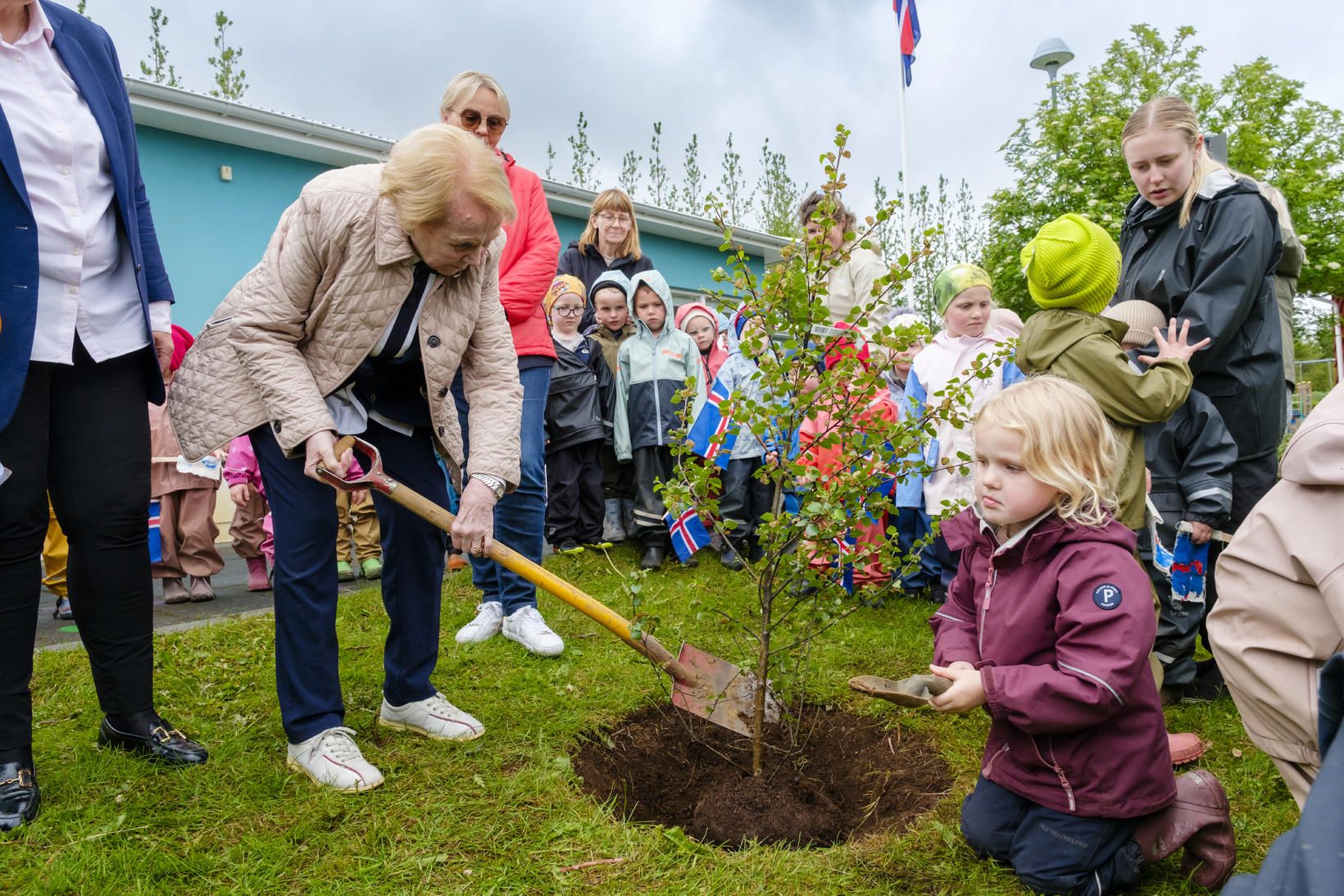Á vefsíðu Vigdísar er sagt að í forsetatíð hennar hafi …