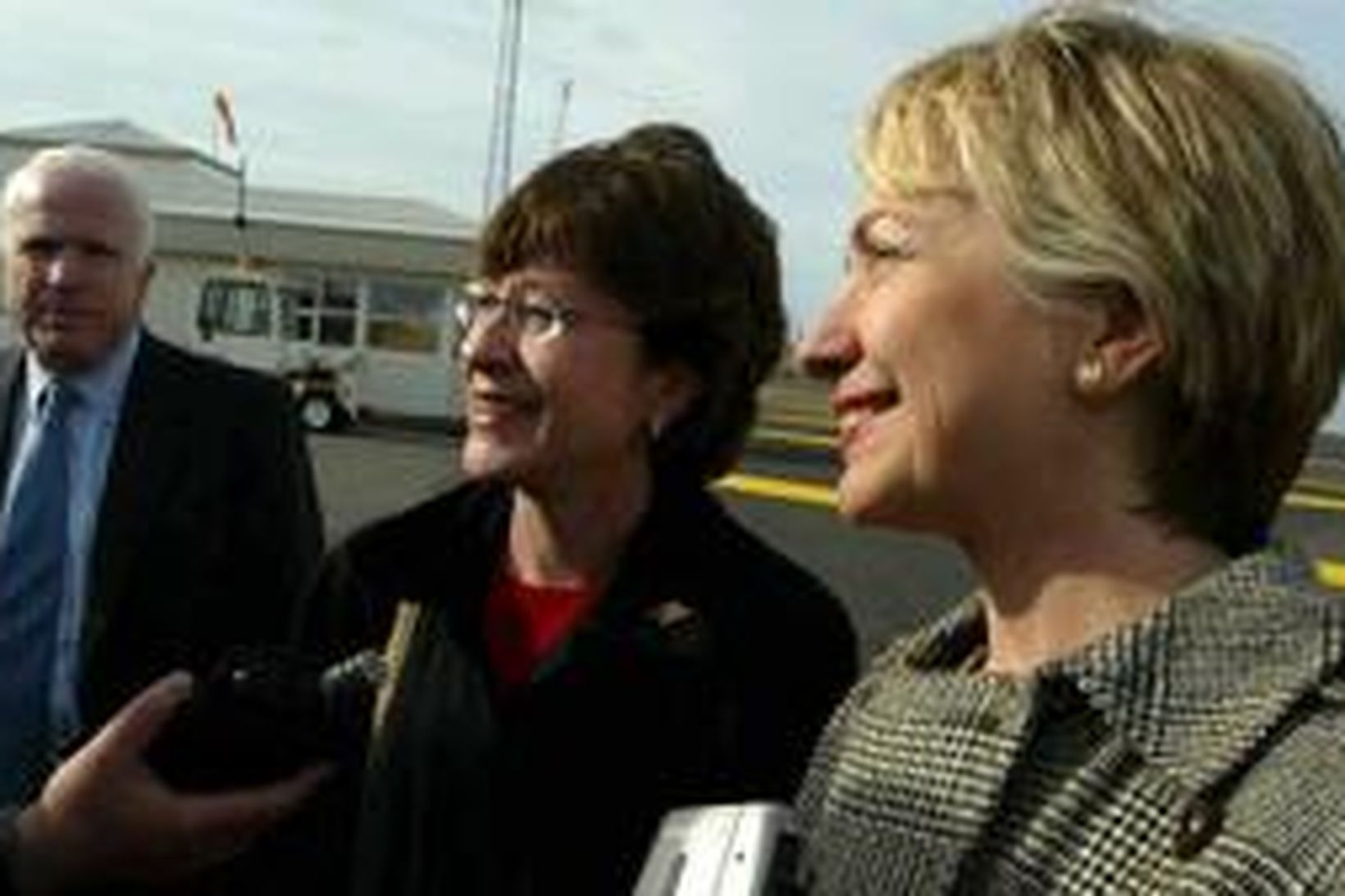 John McCain, Susan Collins og Hillary Clinton á Keflavíkurflugvelli í …