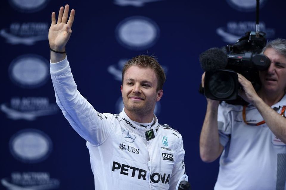 Nico Rosberg fagnar ráspólnum í Sjanghæ.