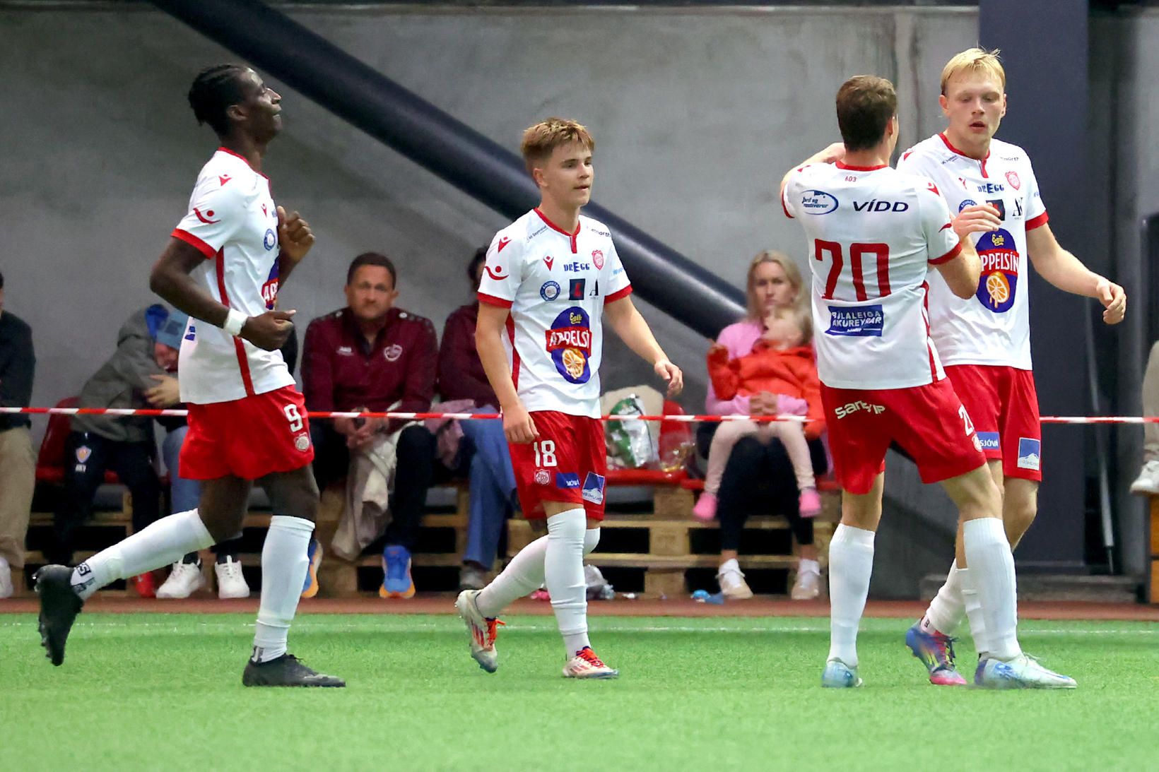 Leikmenn Þórs fagna marki Sigfúsar Gunnars í Boganum á Akureyri …