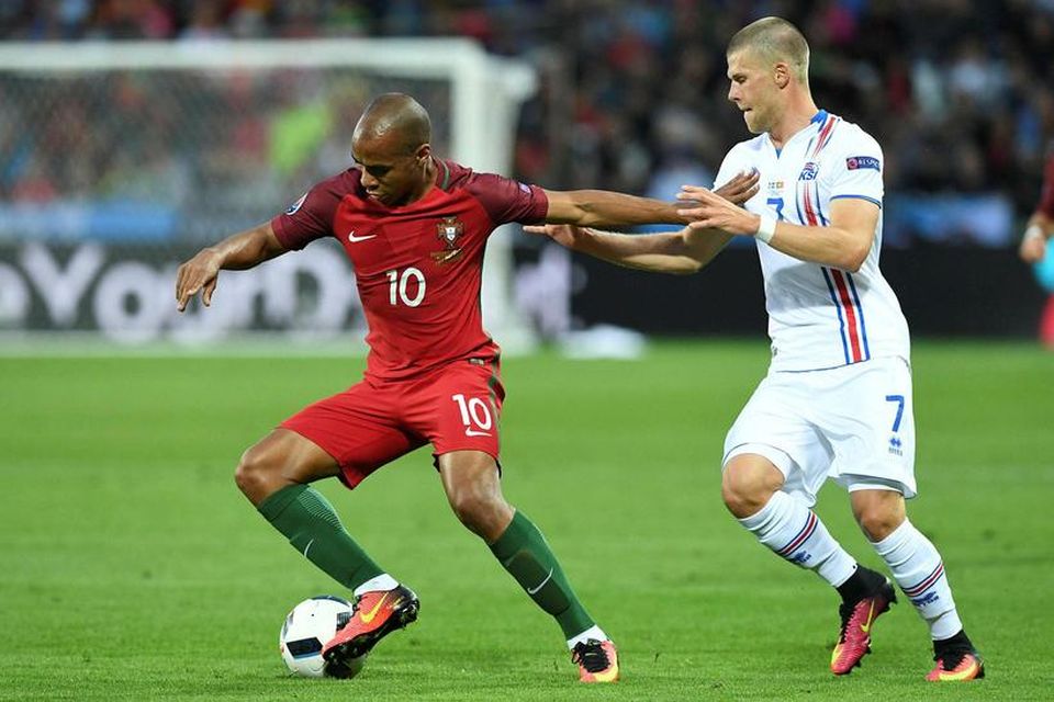 Joao Mario og Jóhann Berg Guðmundsson eigast við.