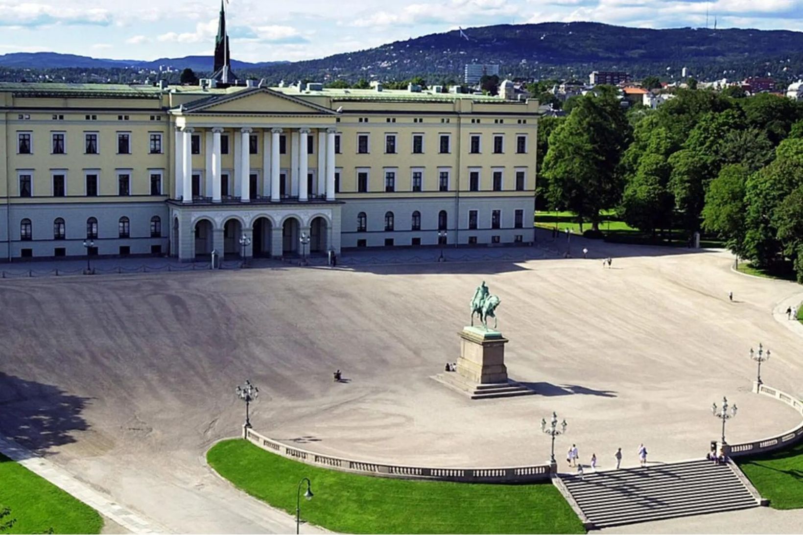 Norska konungshöllin neyddist til að svara