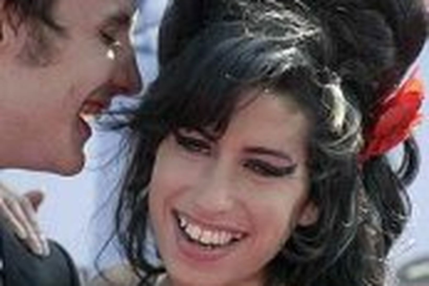 Amy Winehouse og eiginmaður hennar á góðri stund.