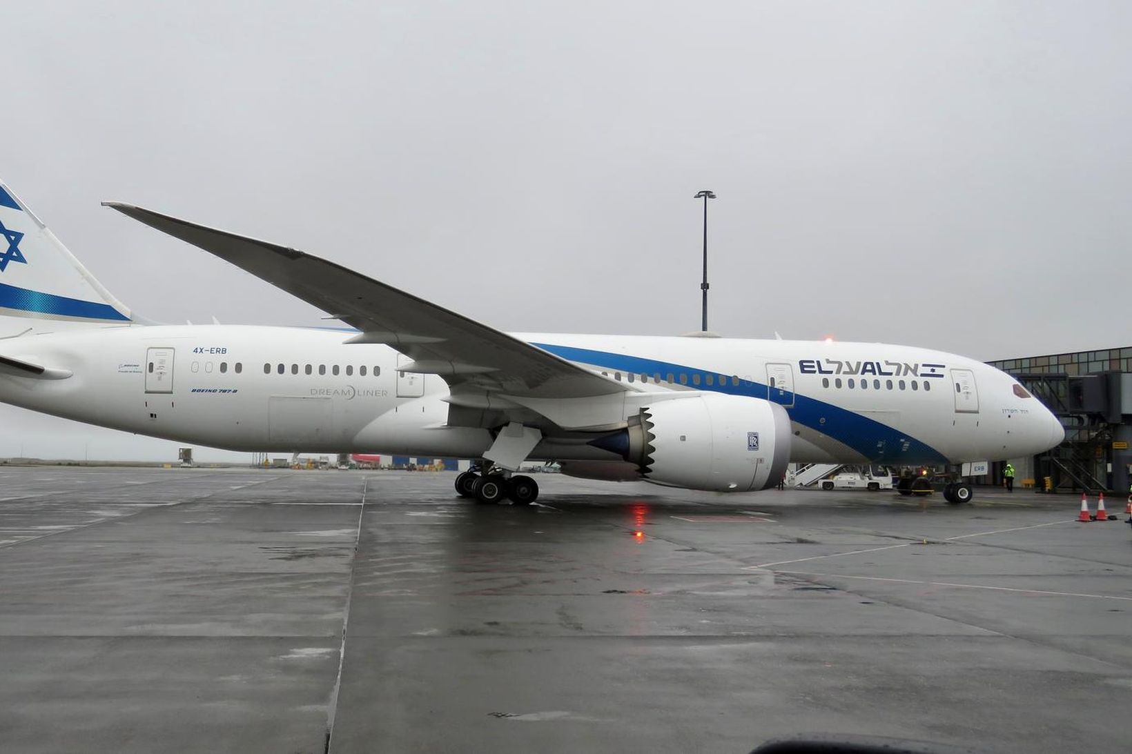 Flugvél félagsins El Al er af Boeing 787 Dreamliner gerð.