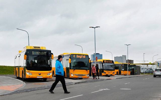 Íbúar eru ósáttir við að strætóstöð hafi verið komið þar fyrir.