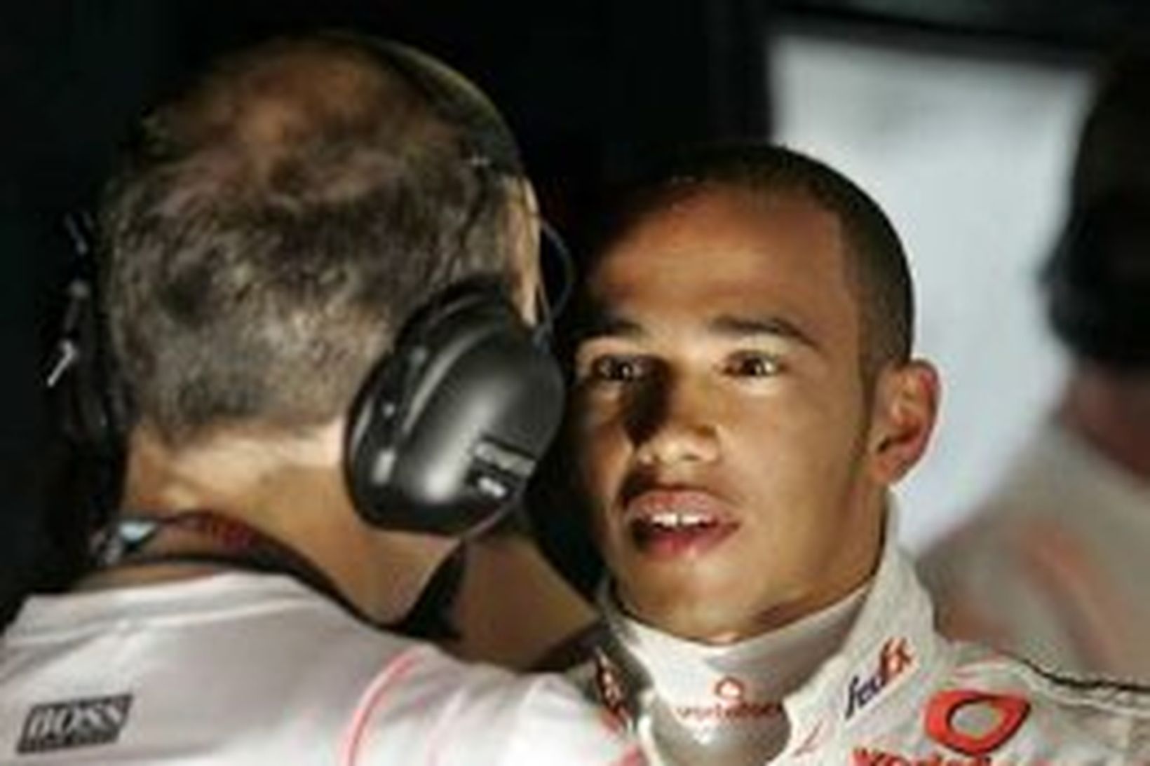 Hamilton ræðir við tæknimann hjá McLaren milli aksturslota á æfingunni …