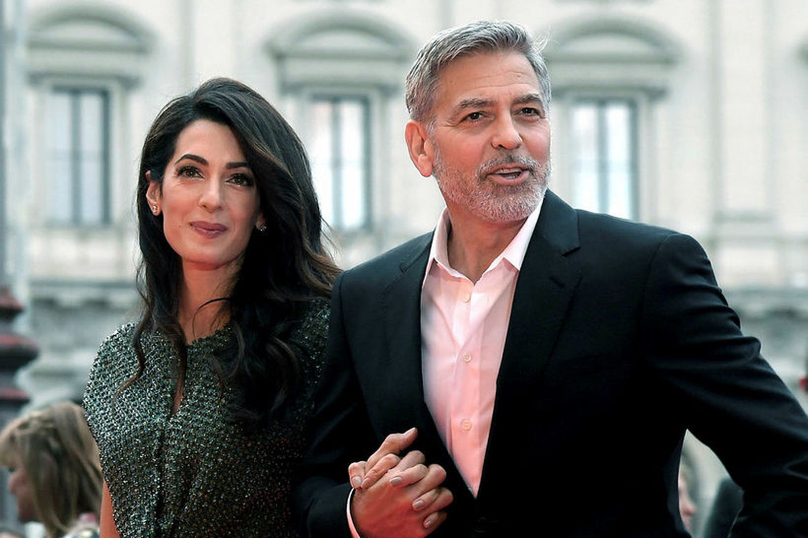Amal og George Clooney njóta í fríinu.